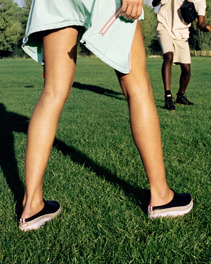 Zuecos Hunter Mujer Play Suela Moteada Negro-Gris Acero